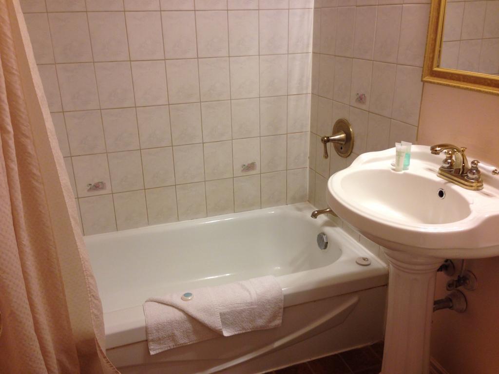 דוסון קריק Traveller'S Inn חדר תמונה