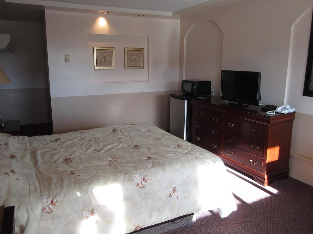 דוסון קריק Traveller'S Inn מראה חיצוני תמונה