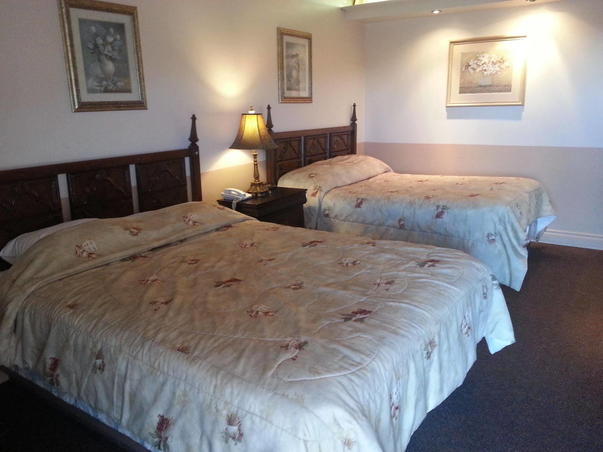 דוסון קריק Traveller'S Inn מראה חיצוני תמונה