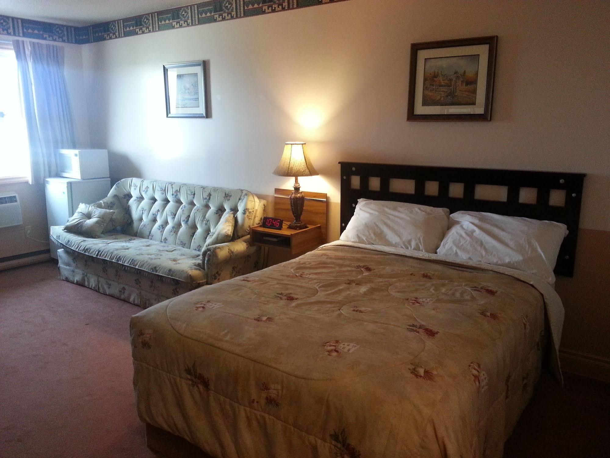 דוסון קריק Traveller'S Inn מראה חיצוני תמונה