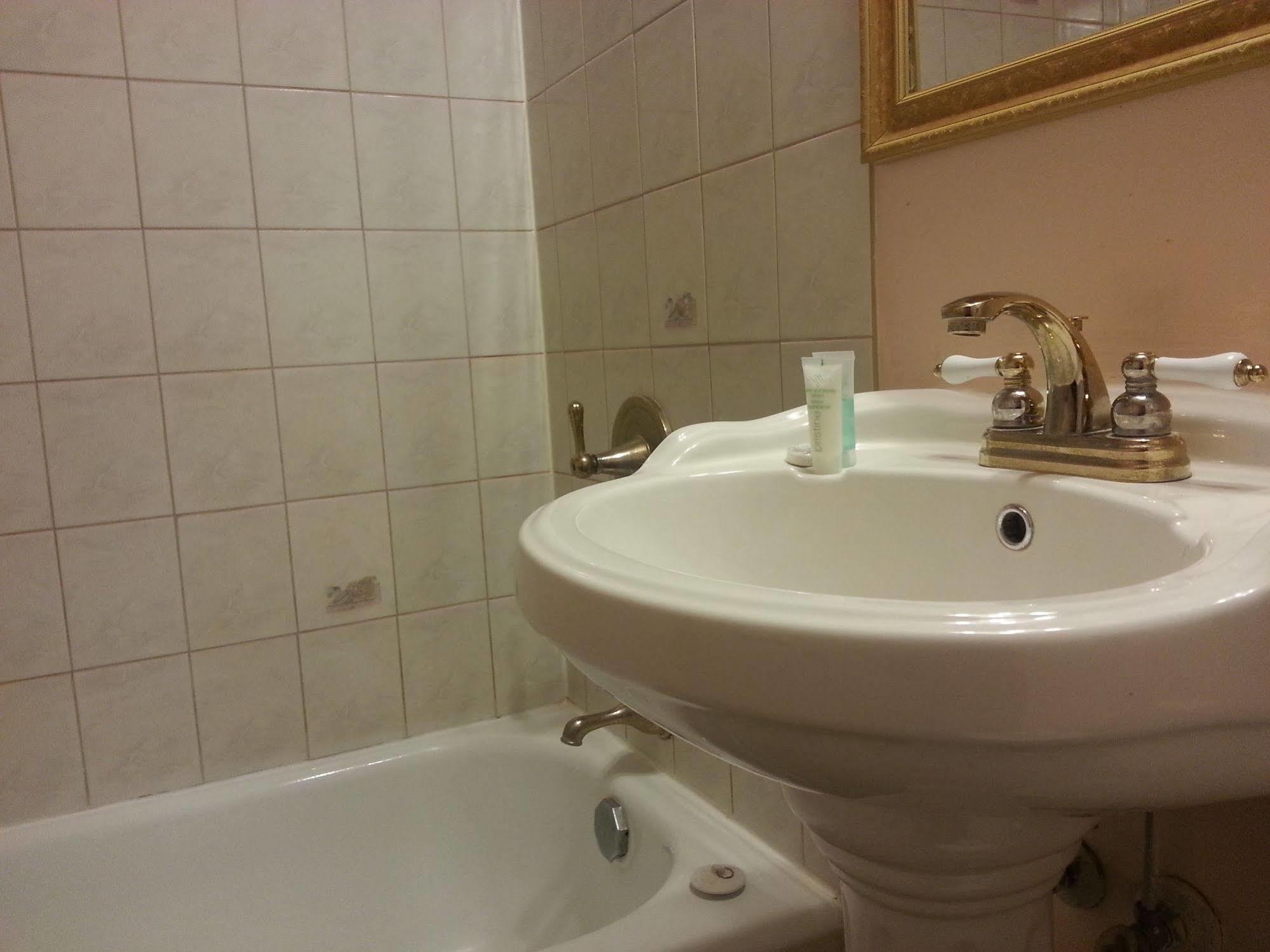 דוסון קריק Traveller'S Inn מראה חיצוני תמונה