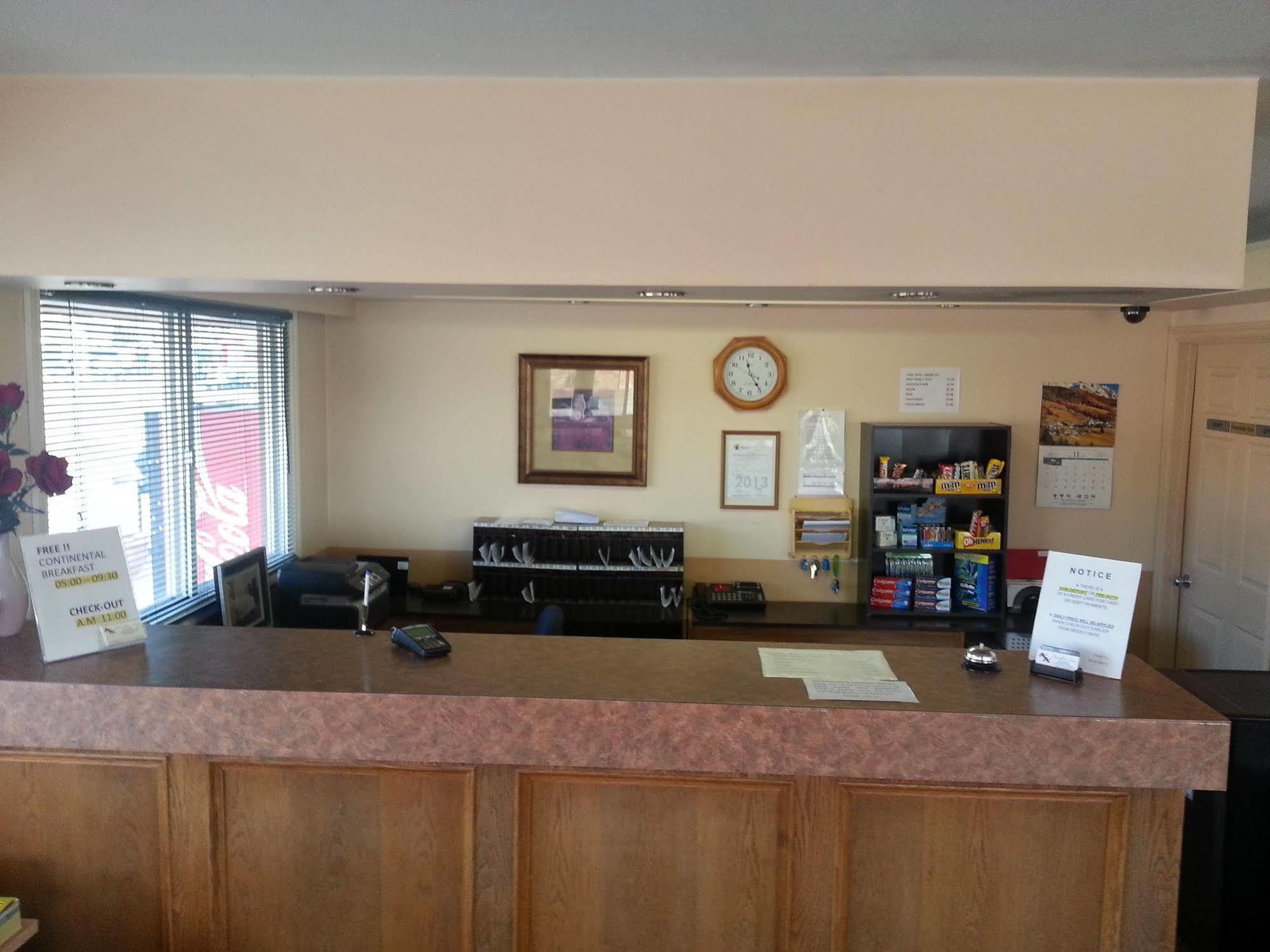דוסון קריק Traveller'S Inn מראה חיצוני תמונה