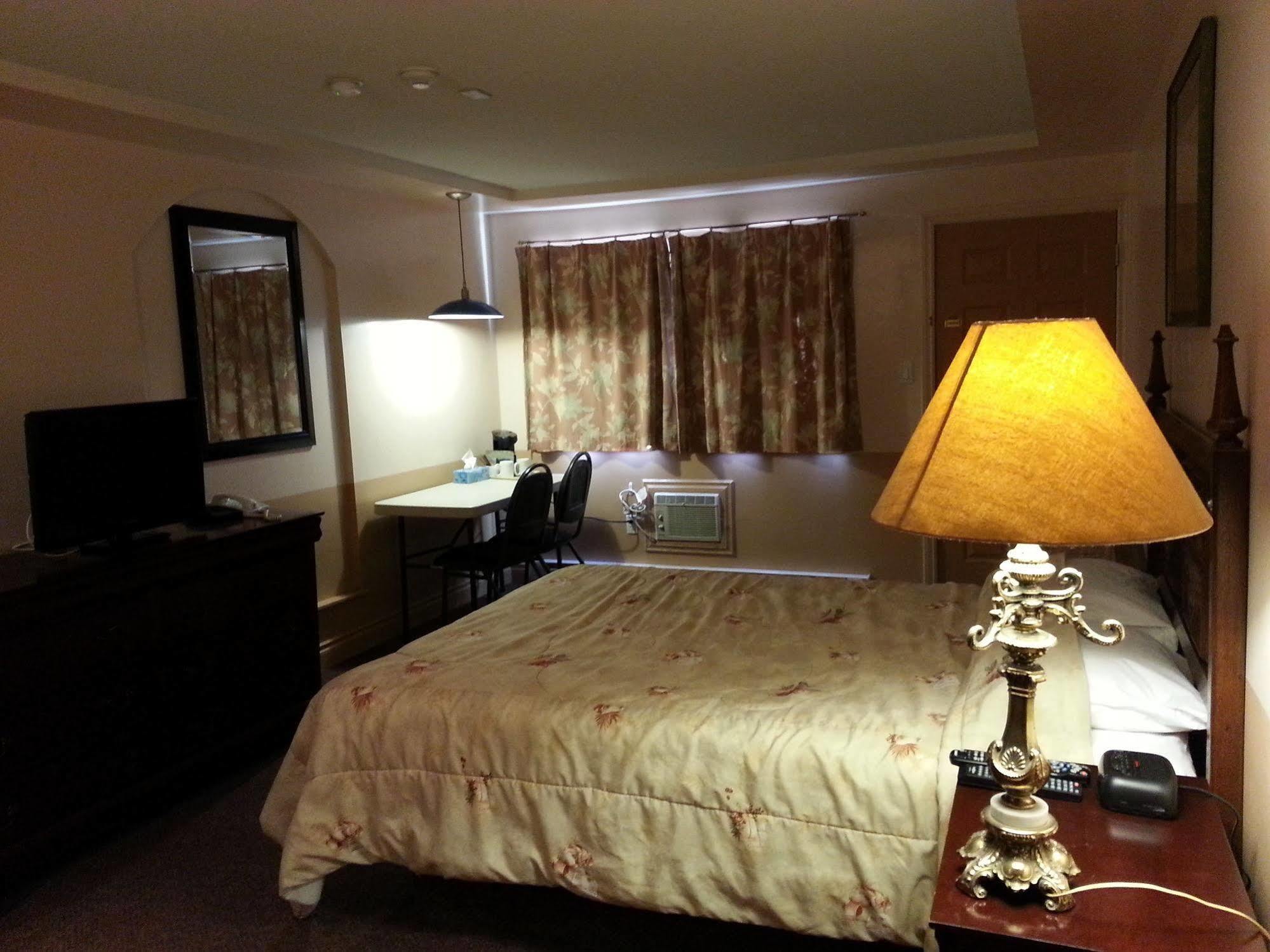 דוסון קריק Traveller'S Inn מראה חיצוני תמונה