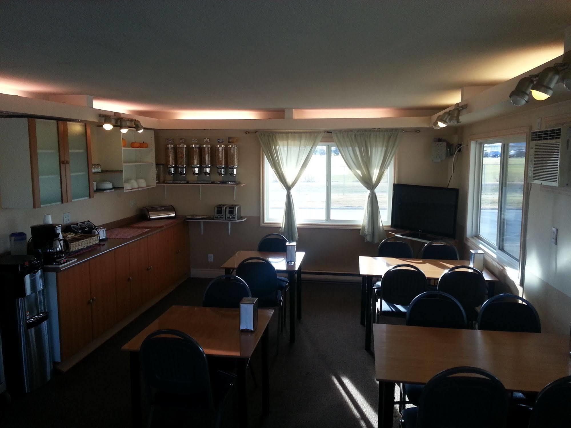 דוסון קריק Traveller'S Inn מראה חיצוני תמונה
